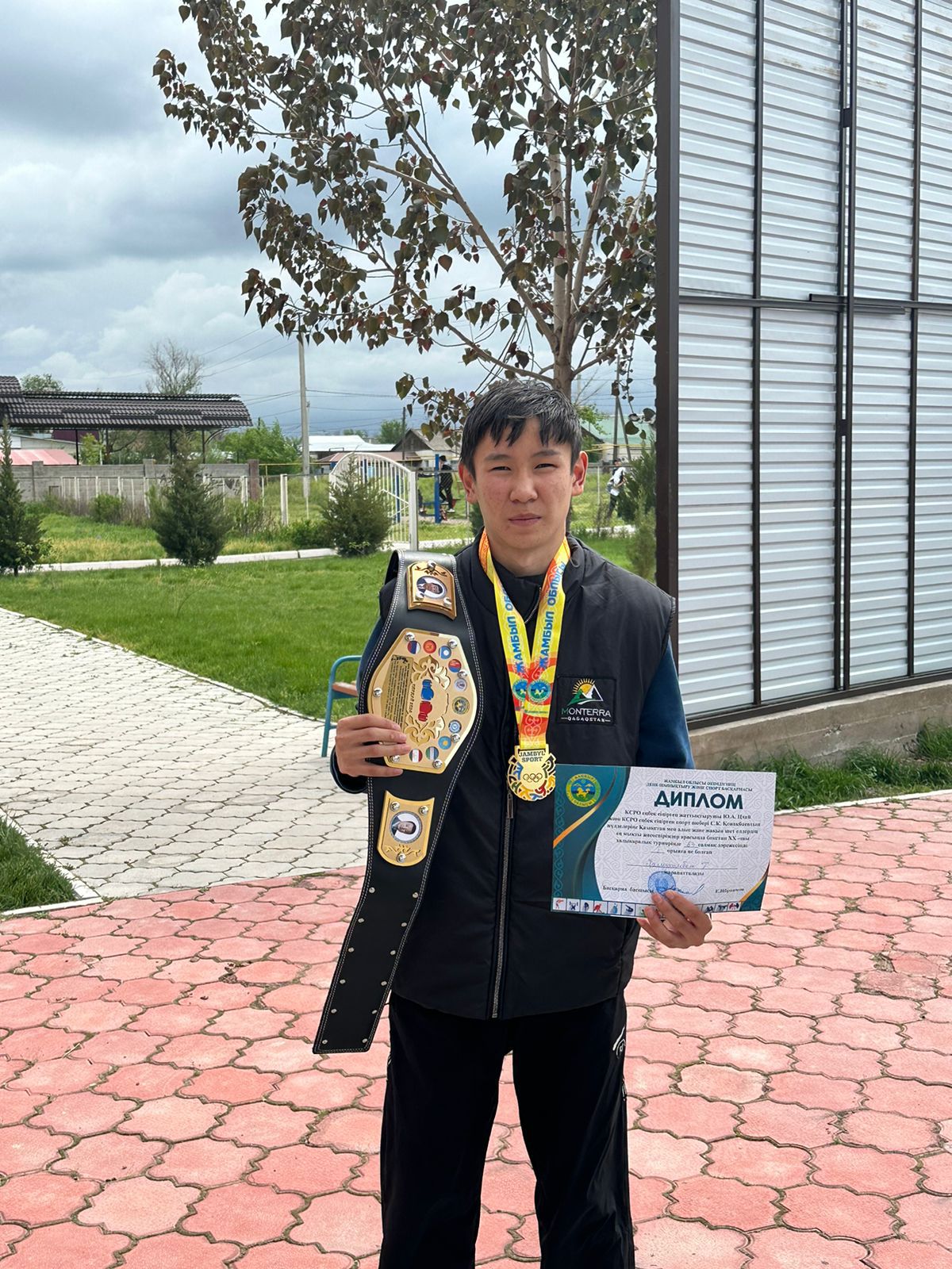 Калмуханбет Темирхан, ученик 9 А класса, на Международных соревнованиях по боксу занял первое место👏👏👏