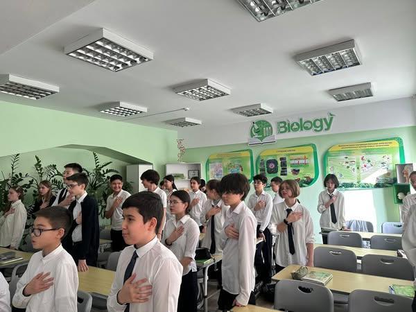 «Менің Қазақстаным» оқу аптасының басында оқушылардың ҚР Әнұранын орындауы./Выполнение Государственного Гимна РК учащимися в начале учебной недели «Менің Қазақстаным».